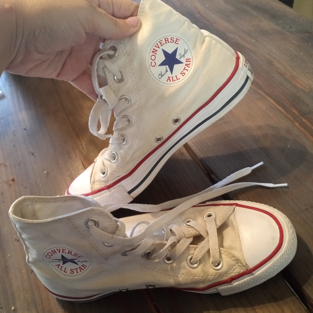 White high top chuck Taylors Converse   7w